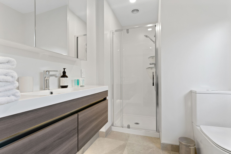 Bathroom 4, CBD Spacious 3 Storey Terrace House, Waitakere