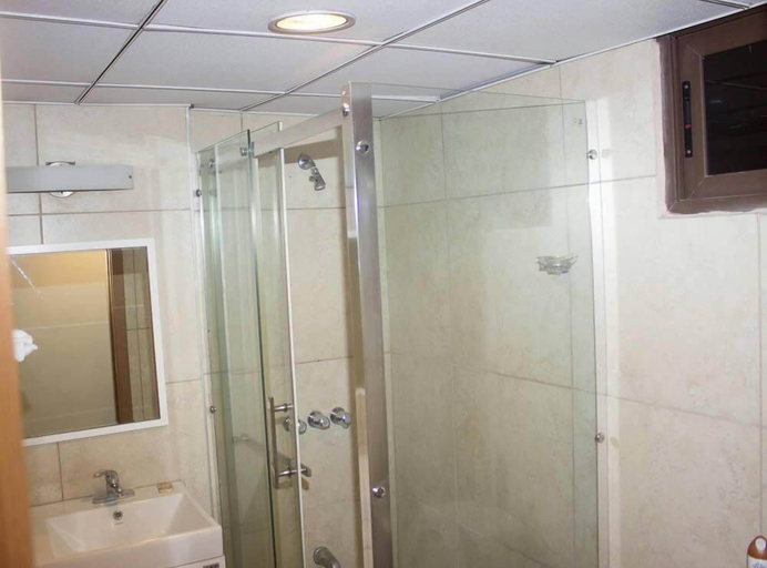 Bathroom 5, Duen Hotel, Port-au-Prince