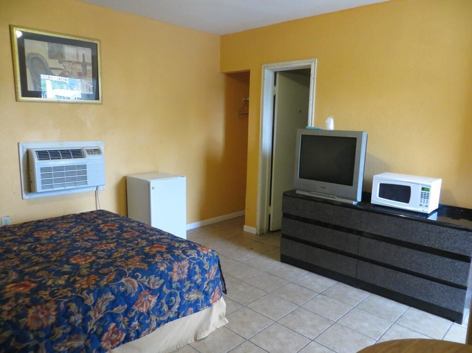 Bedroom 3, Travel Inn & Suites, Wharton