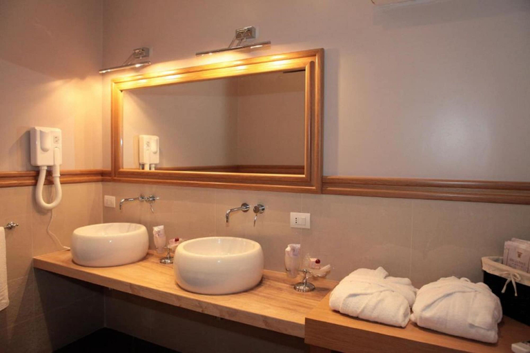 Bathroom 4, Hotel Il Barocco, Ragusa