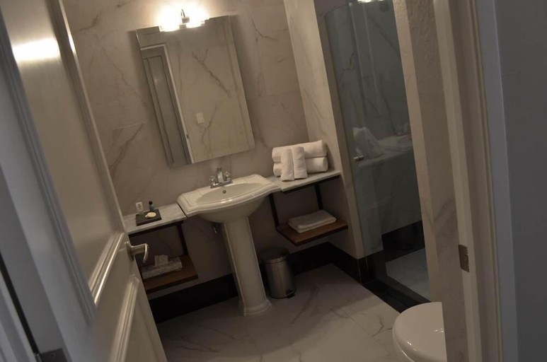 Bathroom 4, Hotel Plaza Revolución, Mexico City
