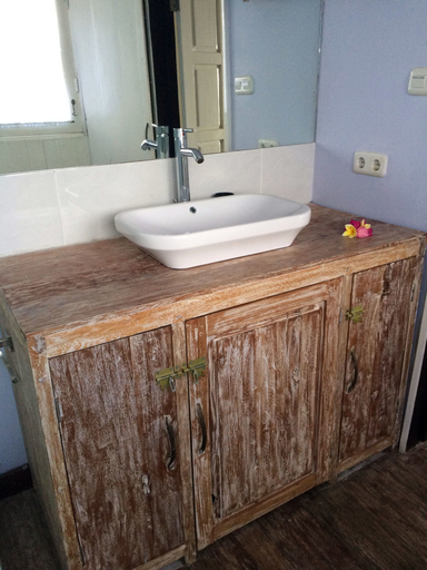 Bathroom 4, Lutwala Dive and Bungalows, Lombok