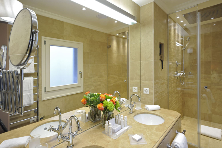 Bathroom 4, Hôtel de La Cigogne, Genève