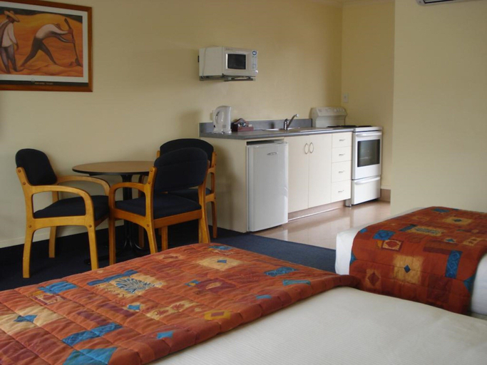 Bedroom 4, The Peaks Motor Inn, Ruapehu