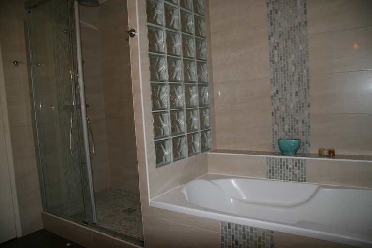 Bathroom 5, Les Suites Champenoises, Marne