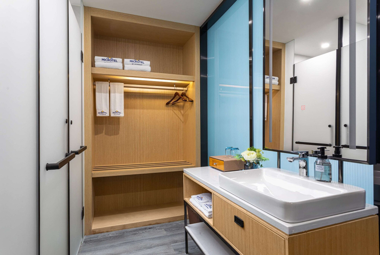 Bathroom, Microtel by Wyndham Hangzhou, Hangzhou