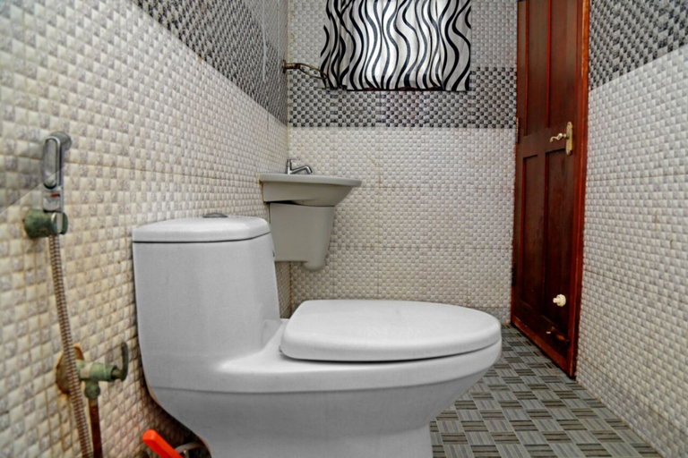 Bathroom 5, Upper Deck Houseboat, Alappuzha