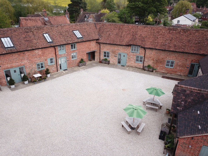 Exterior & Views 2, Manor Farm Courtyard Cottages, West Berkshire