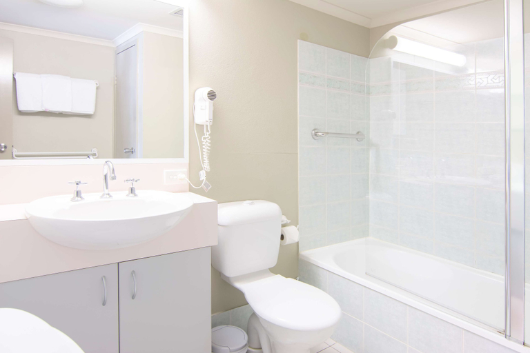 Bathroom 5, Horizons Lake Jindabyne, Snowy River