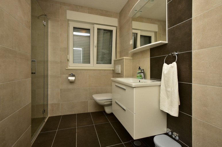 Bathroom 4, Apartments Mladen, Podgora