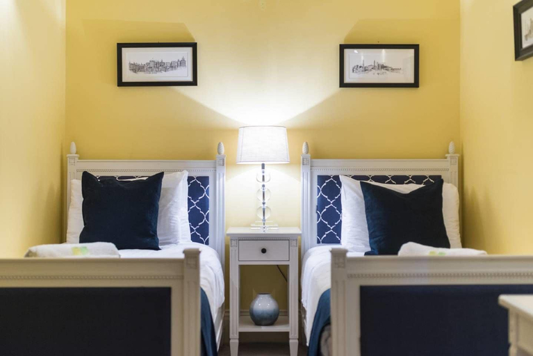 Bedroom 3, JOIVY Luxury Carlton Terrace Main Door Apartment, Edinburgh