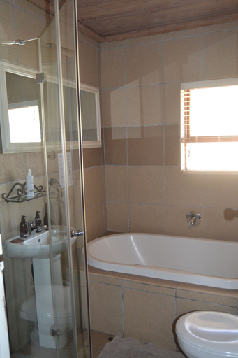 Bathroom 5, Areena Riverside Resort, Amathole