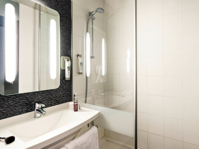 Bathroom 4, ibis Grenoble Centre Bastille, Isère