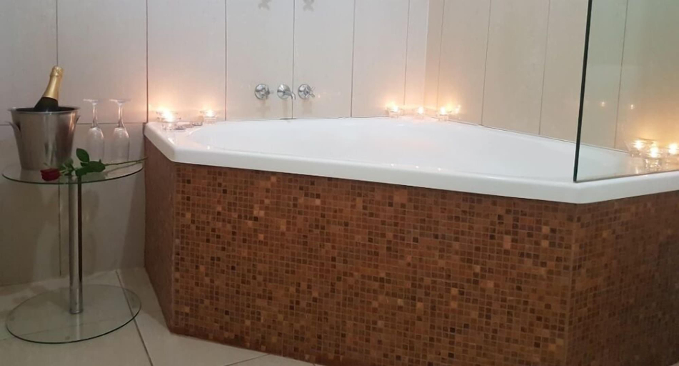 Bathroom 5, Hotel Cavalier, Knox - North-West