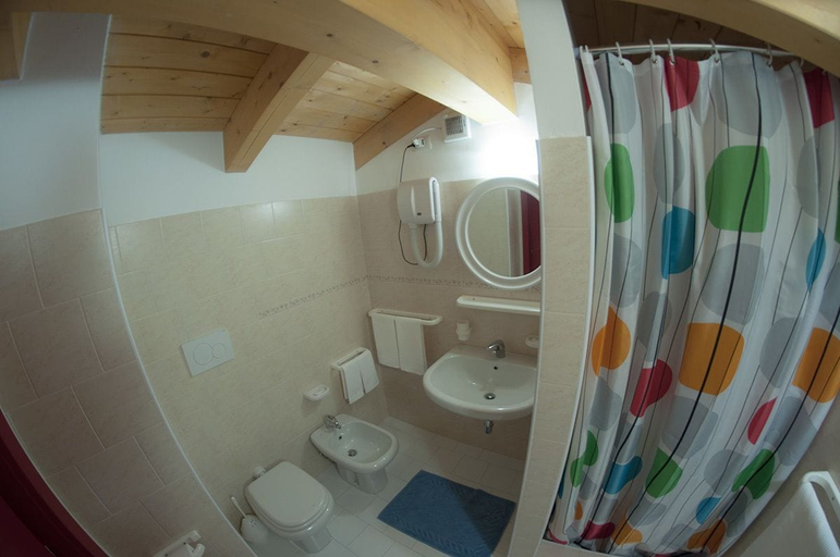 Bathroom 5, Palmarosa, Teramo