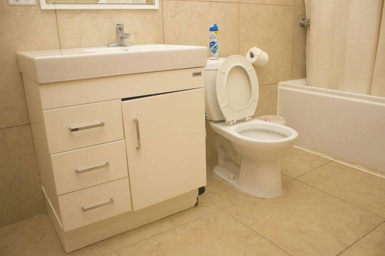 Bathroom 2, Duen Hotel, Port-au-Prince