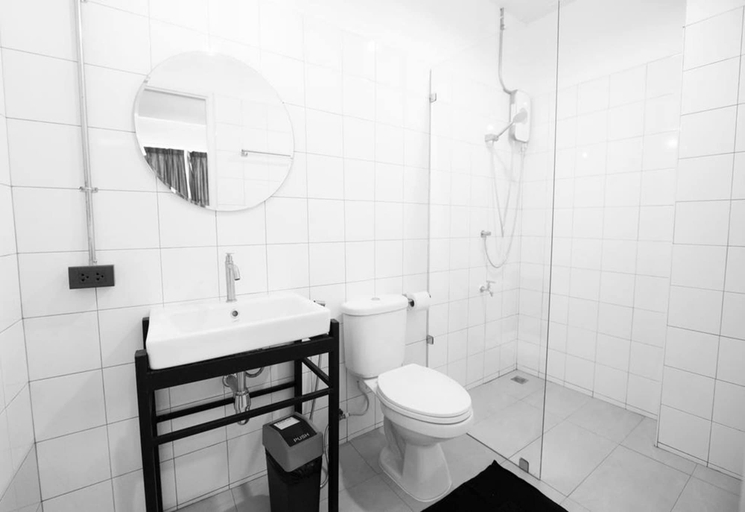 Bathroom 3, Flat White Cafe x Poshtel, Muang Lampang