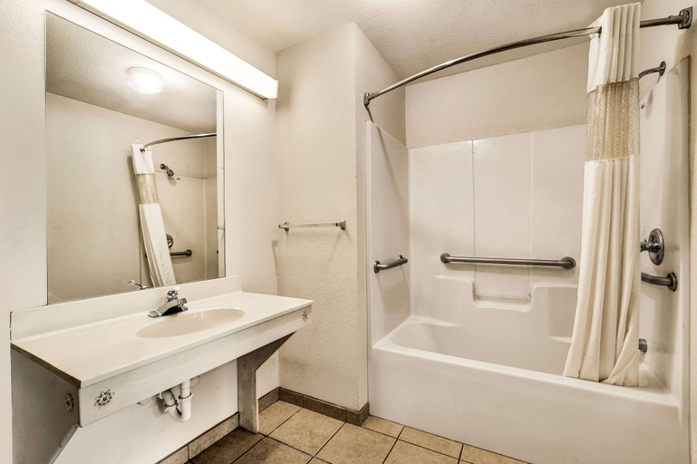 Bathroom 4, Rodeway Inn Sandersville, Washington