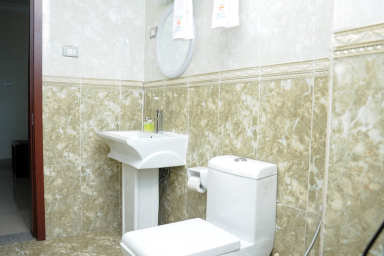 Bathroom 3, Sheza Guest House, Addis Abeba