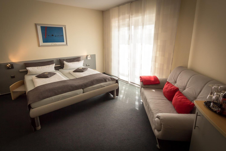 Bedroom 3, Business Vital Hotel, Suhl