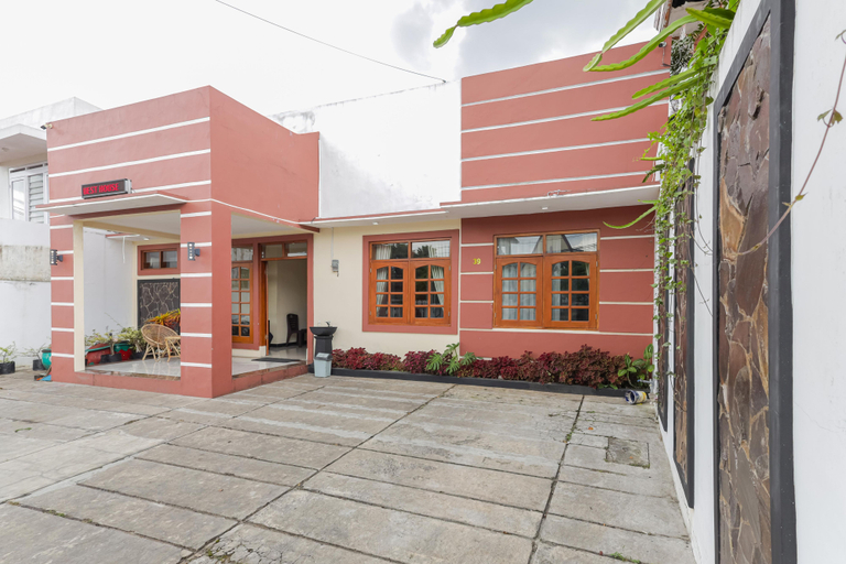 Exterior & Views 2, RedDoorz @ WR. Supratman Batu, Malang