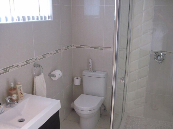 Bathroom 4, Swallows Nest, Ugu