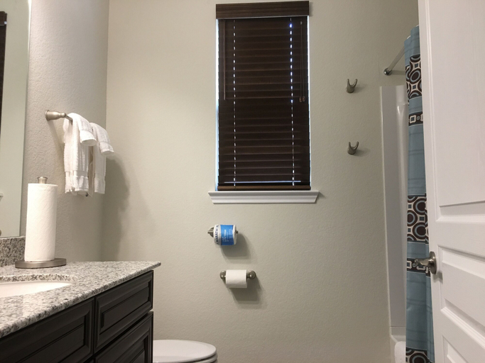 Bathroom 3, Lake Front House 4BR2B In West Houston, Houston