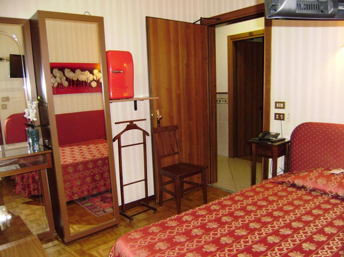 Bedroom 3, Hotel Italia, Mantua