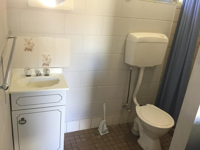 Bathroom 3, Rankins Springs Motel, Carrathool