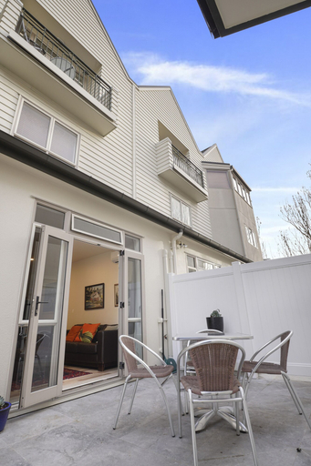 Exterior & Views, CBD Spacious 3 Storey Terrace House, Waitakere