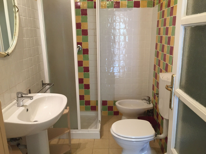 Bathroom 5, 6 Keys, Pisa