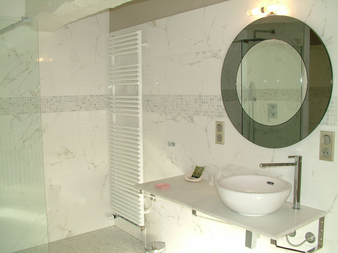 Bathroom 5, La Barbotière, Yonne
