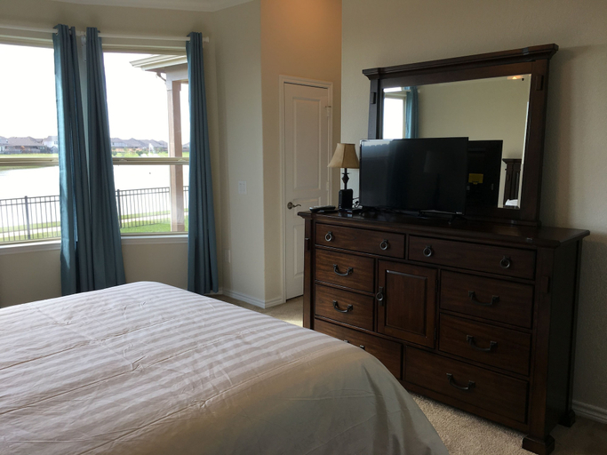 Bedroom 2, Lake Front House 4BR2B In West Houston, Houston