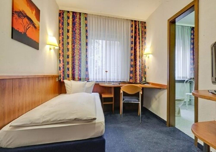 Bedroom 3, Hotel Am Friedensplatz, Stuttgart