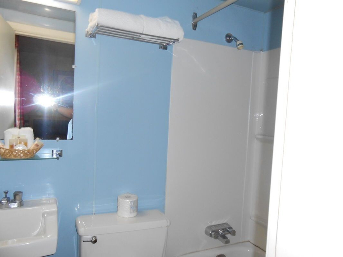Bathroom, Beaver Creek RV Park & Motel, Yukon