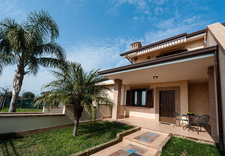 Exterior & Views