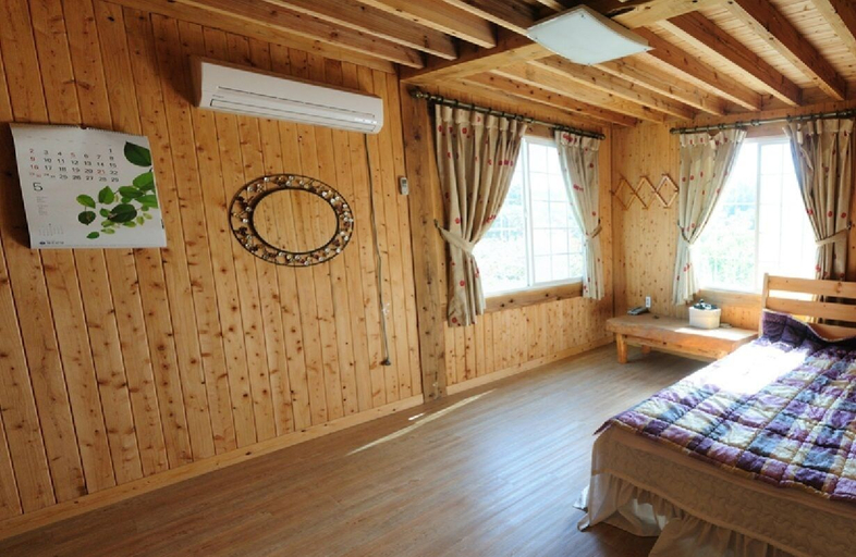 Bedroom 2, Jeju Sannaedeul Pension, Seogwipo