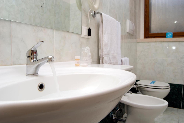 Bathroom 4, Hotel California, Roma