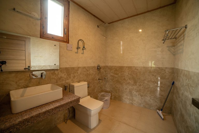 Bathroom 3, Alt Life Manali, Kullu