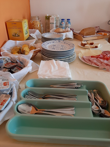 Food & Drinks 5, Residence Muzica, Komen