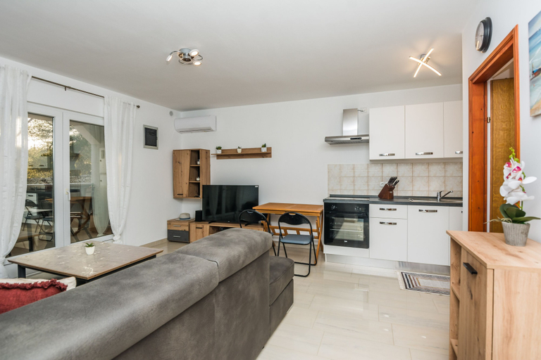 Others 5, Apartment Vujeva, Vir