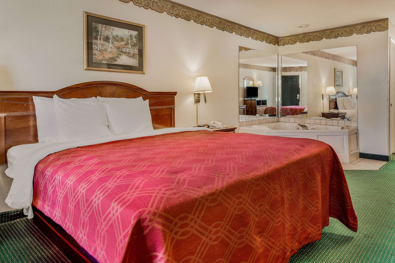 Bedroom 3, Rodeway Inn Sandersville, Washington