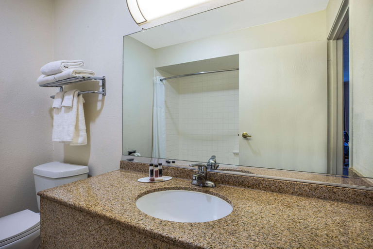 Bathroom 4, Baymont by Wyndham Tehachapi, Kern