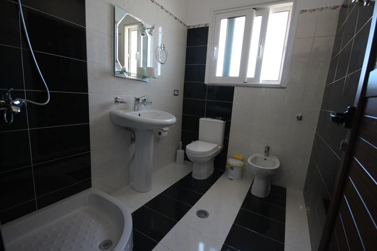 Bathroom 3, Vila Sulozeqi, Sarandës
