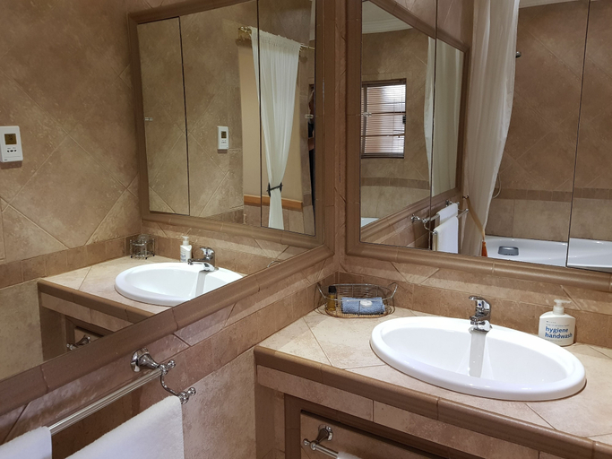 Bathroom 4, Bubez Guesthouse, Ehlanzeni