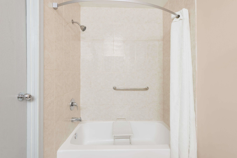 Bathroom 4, Super 8 by Wyndham Hancock MD, Washington