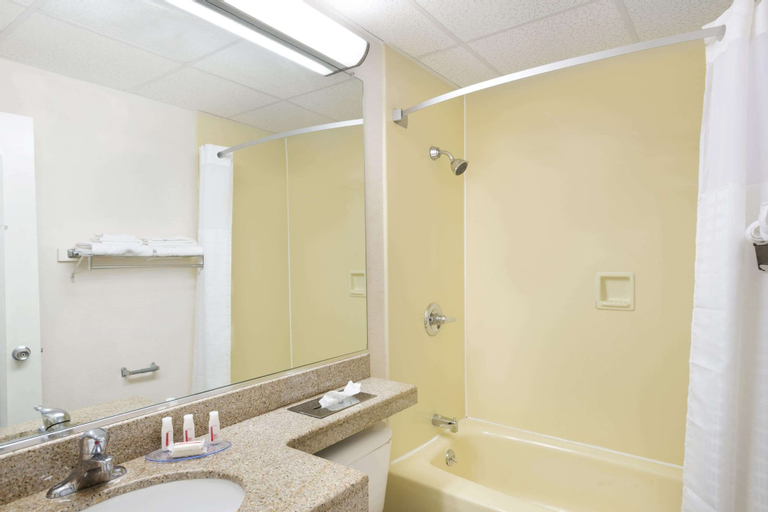 Bedroom 5, Howard Johnson by Wyndham Newburgh/West Point, Orange
