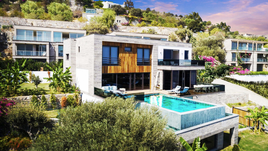 Exterior & Views