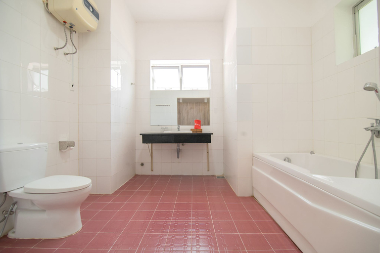 Bathroom 3, RedDoorz Plus near Bai Truoc, Vũng Tàu