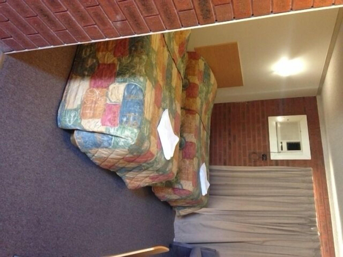 Bedroom 2, Budget Motel , Swan